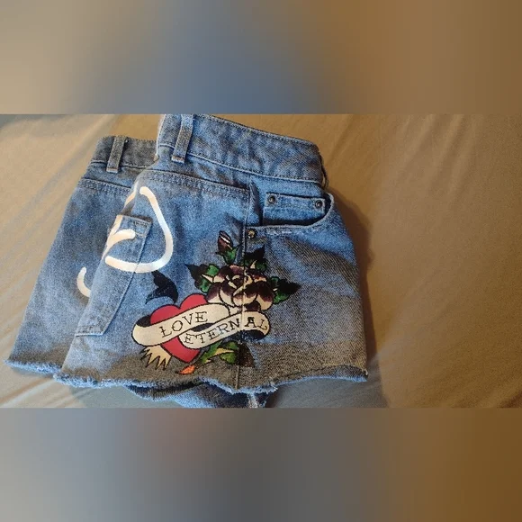 ❗Ed Hardy Women's Size 28,  Blue Denim Shorts with Floral Accent, Love Eternal - Picture 3 of 5